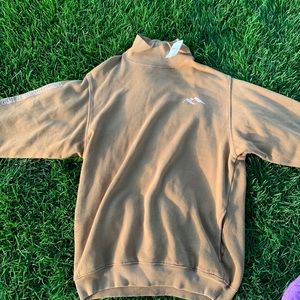 It says mountain season on one side of the sleeve